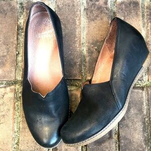 EUC Dansko Liliana Black Nubuck Leather Slip On Wedge Minimalist Loafer | Sz 38